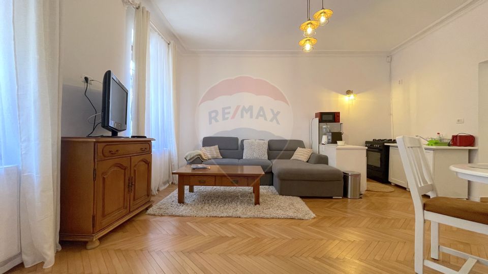 Apartament renovat clasic, cu 2 camere, 2 băi, Centrul Istoric Brașov