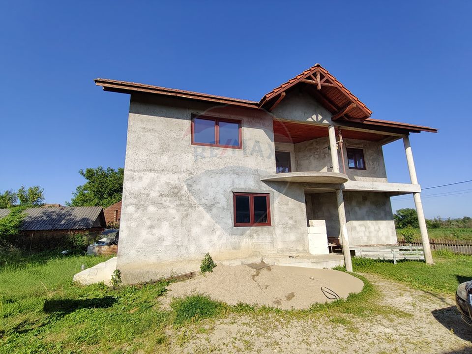 DE VÂNZARE – Casă cu etaj, Tămaia, Maramureș – aproape de Someș