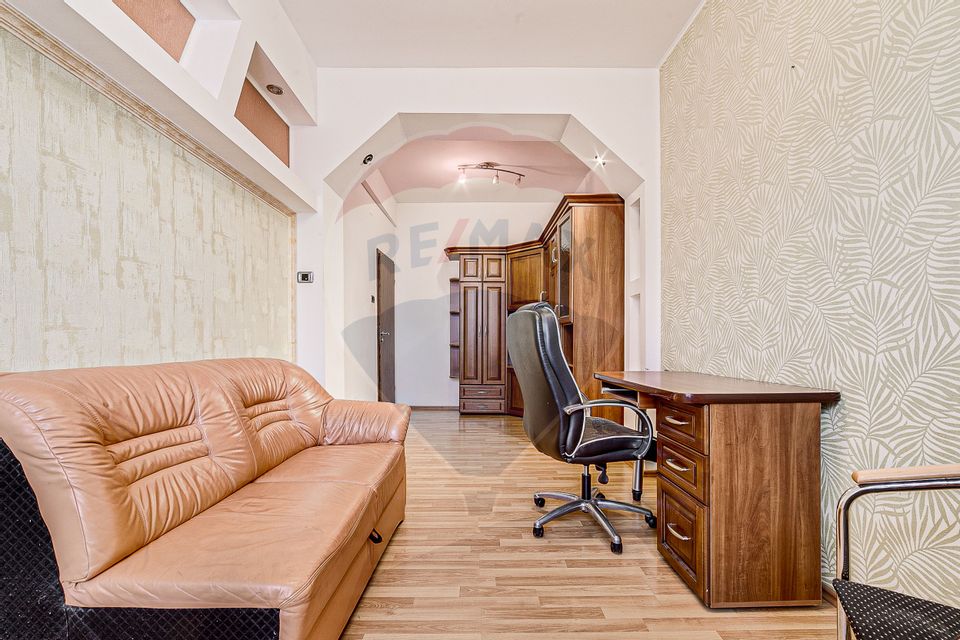 Apartament cu 3 camere de închiriat în zona Boul Rosu