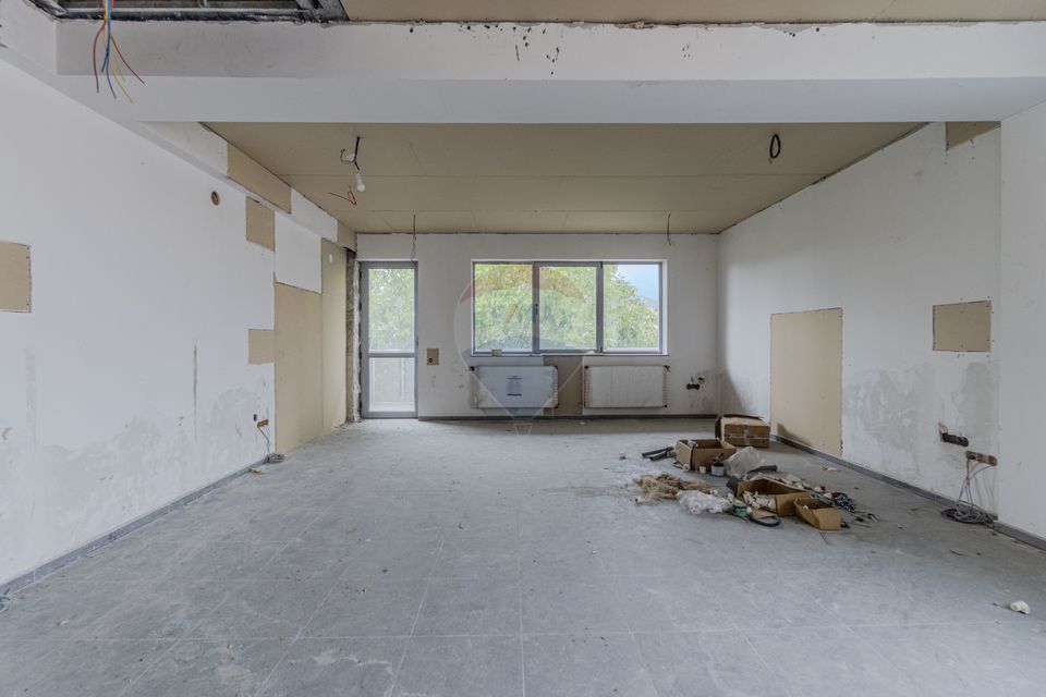 Cladire de 902 mp utili de vânzare, zona Grivitei - DN 13, COMISION 0