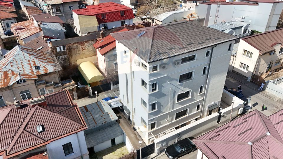 De inchiriat Apartament duplex 5 camere Parcul Carol + curte 60 mp