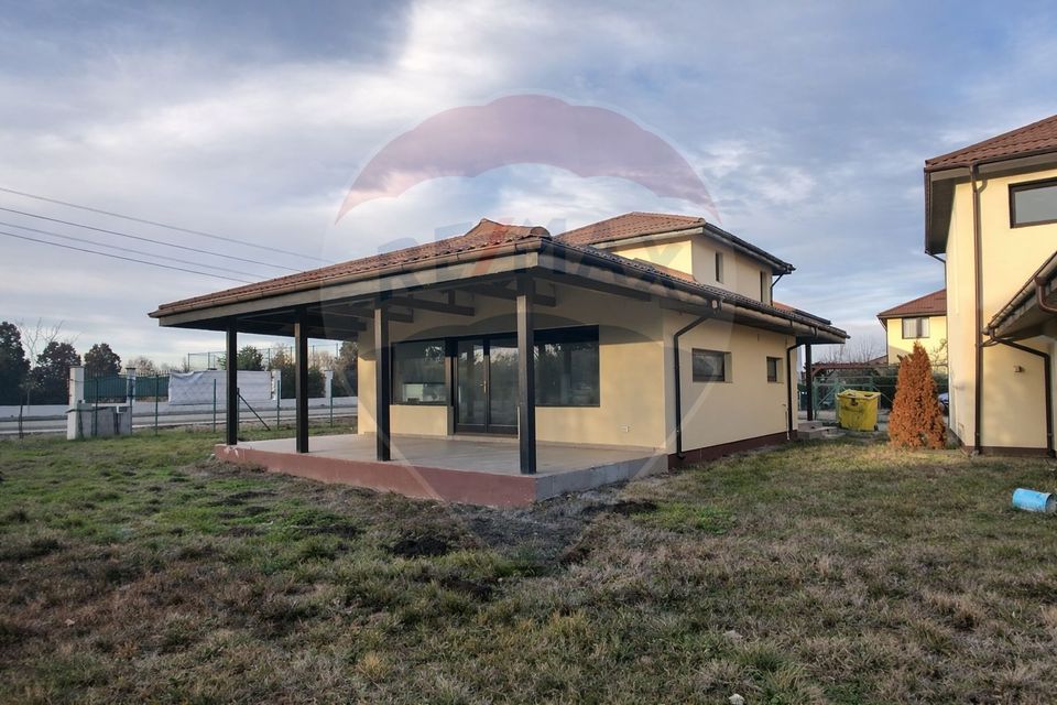 Casa cu 4 camere de vanzare in Crevedia acces privat