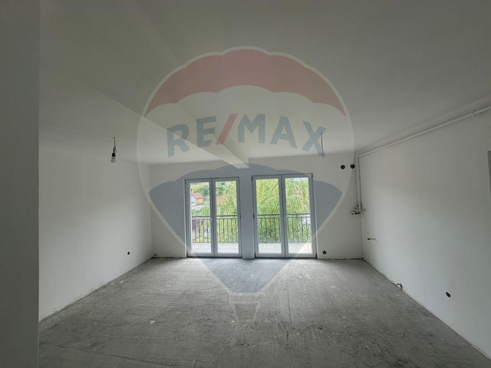 Apartament  de vânzare cu 3 camere, în apropiere de Băile Cojocna