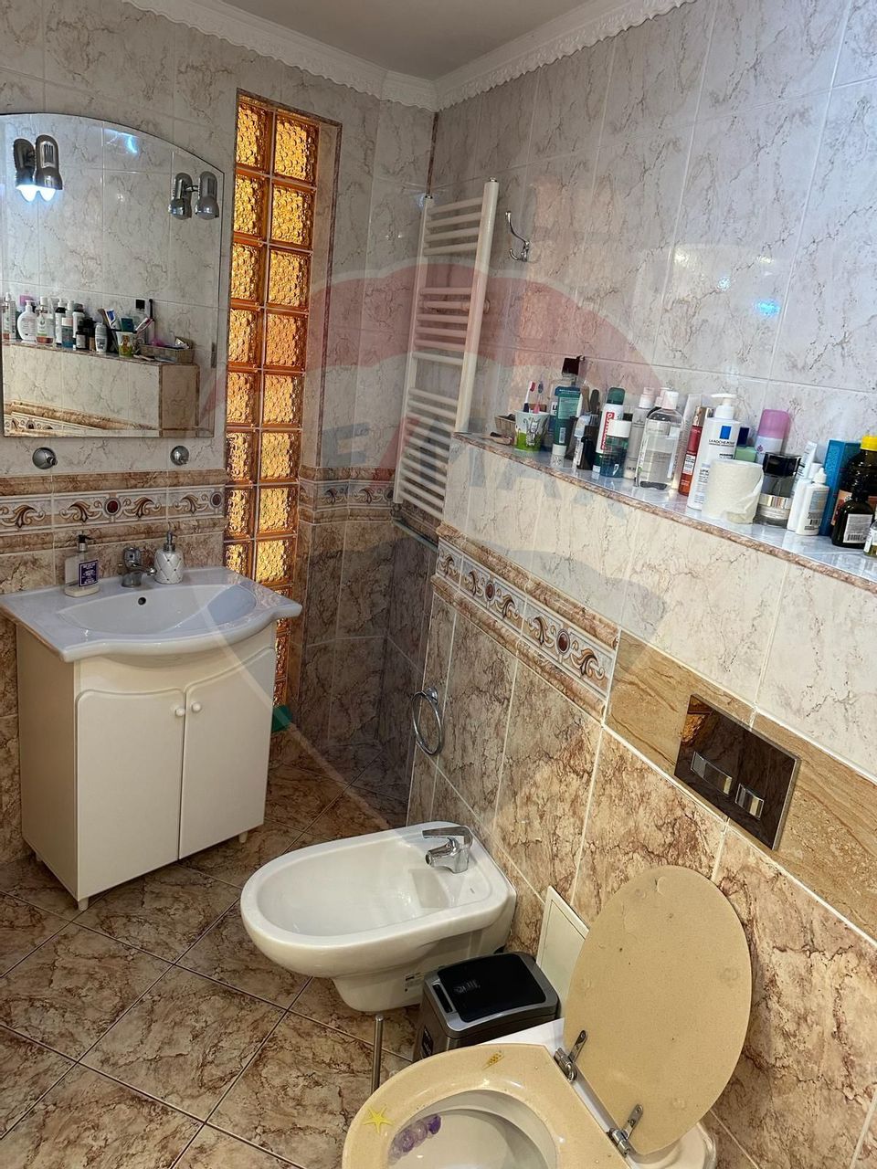 DE INCHIRIAT Apartament cu 4 camere în zona Scriitorilor