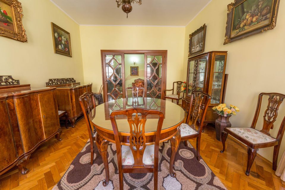Property Located under Tâmpa composed of 2 Houses and Garden,