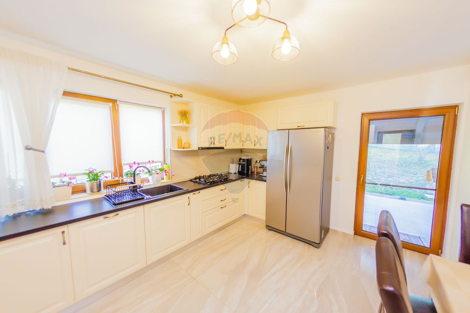 VILA CU TEREN GENEROS DE VANZARE/SCHIMB CU CASA