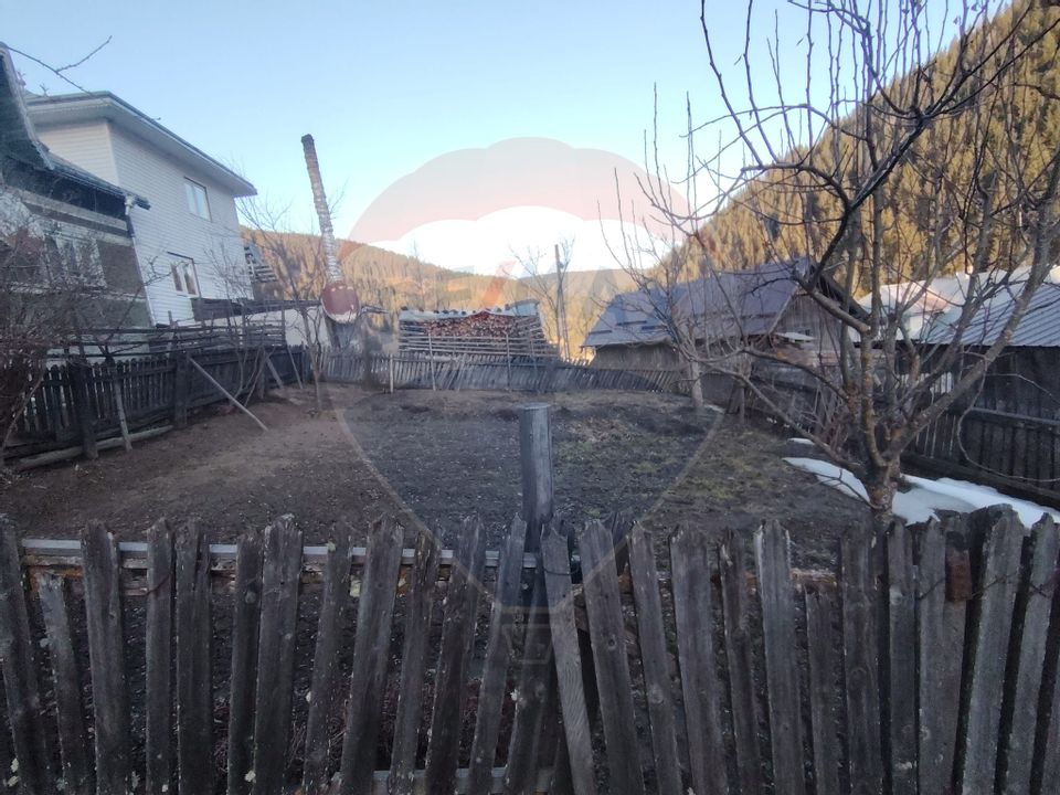 Case cu 7 camere de vânzare în comuna Panaci, sat Drăgoiasa.