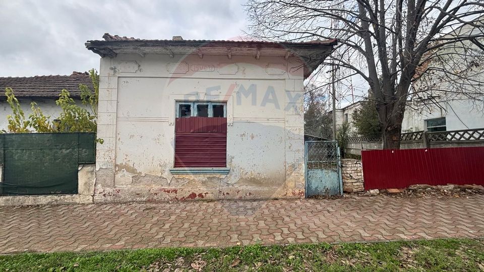 Teren cu constructie, central,  oras Negru Voda-vis-a-vis de Primarie