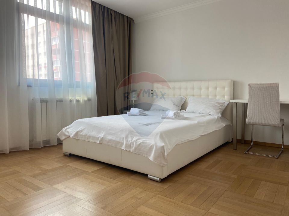 Apartament cu 3 camere de închiriat în zona Semicentrală