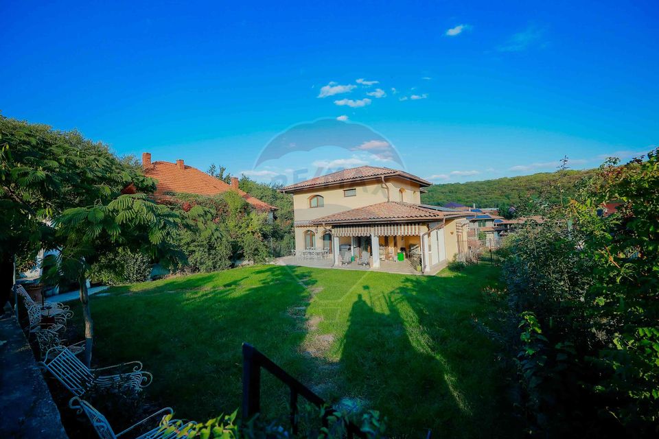 Casă / Vilă cu 5 camere de vânzare în zona Dealuri Oradea