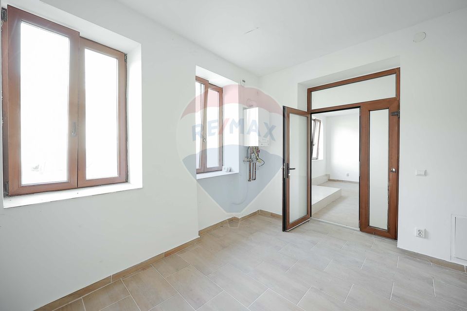 65.8sq.m Office Space for rent, Ultracentral area