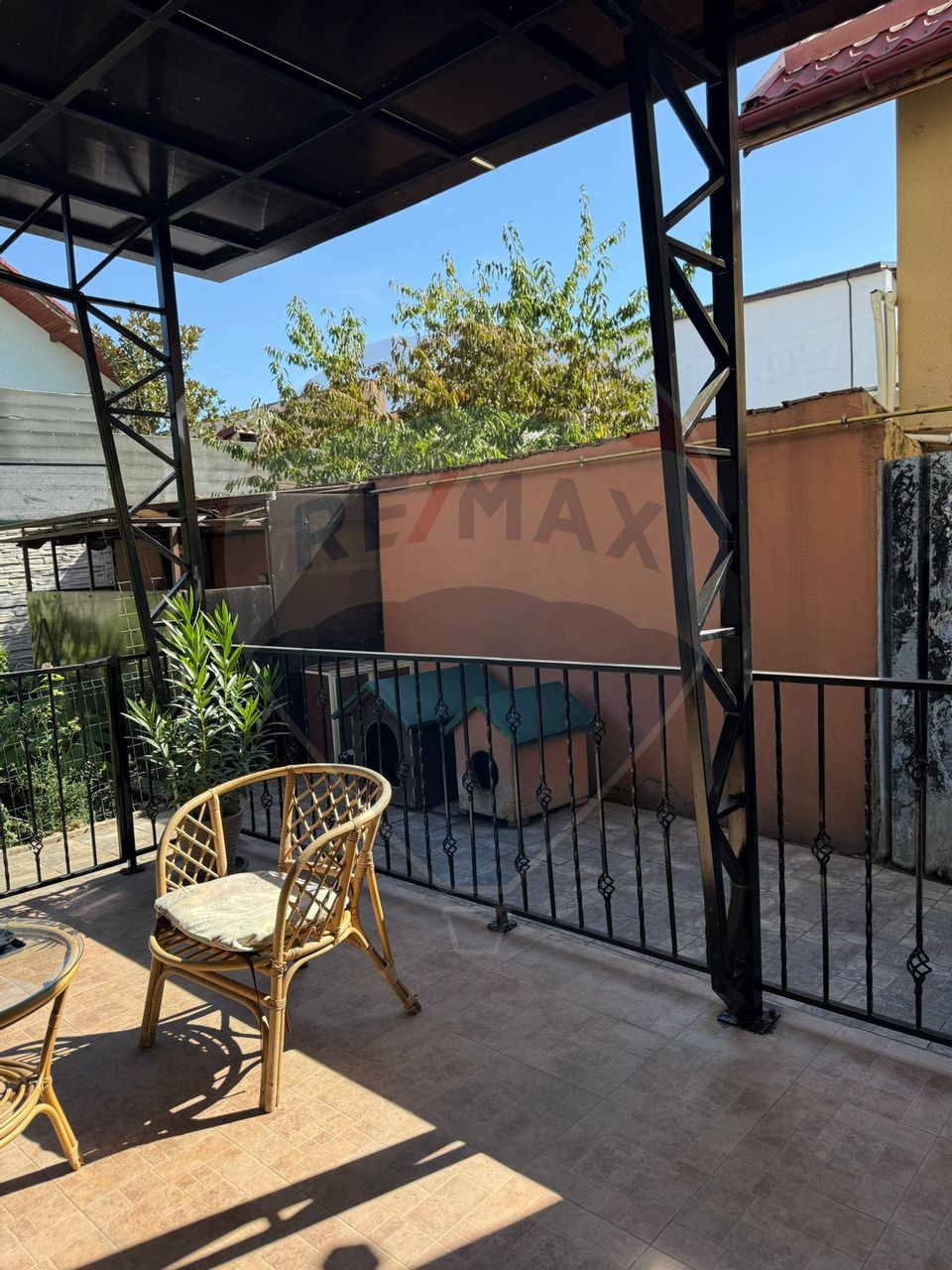 Casă / Vilă cu 9 camere de vânzare în zona 1 Mai