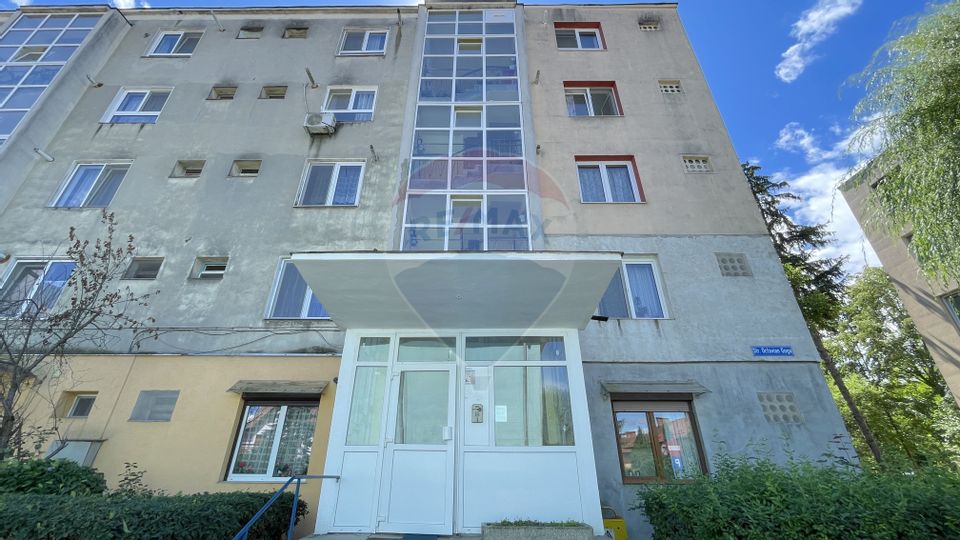 Apartament cu 2 camere de închiriat în zona Tractorul