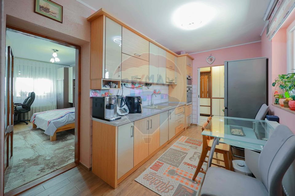 De vânzare Apartament cu 4 camere, lângă Podul Centenarului