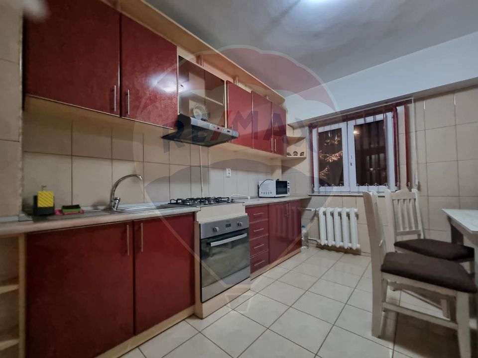 Apartament cu 3 camere de închiriat în zona Dacia