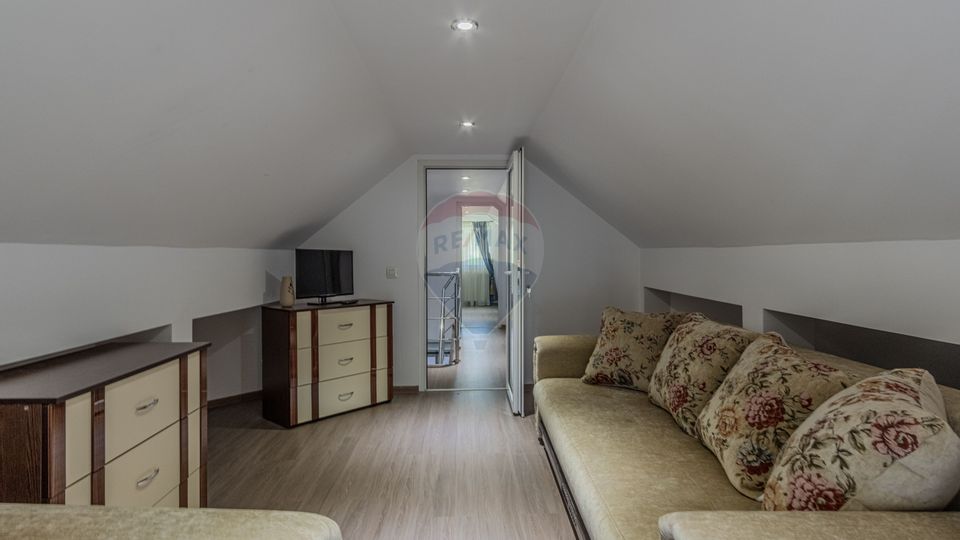 Casă / Vilă cu 10 camere de vânzare in Moieciu de Jos