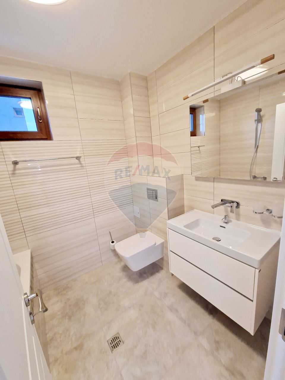 Apartament cu 3 camere de vânzare în Cartier Tei