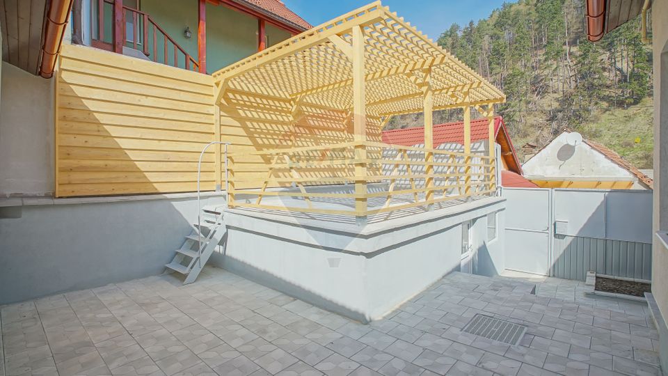 Casa renovată, cu garaj si teren de 679 mp, Scheii Brașovului