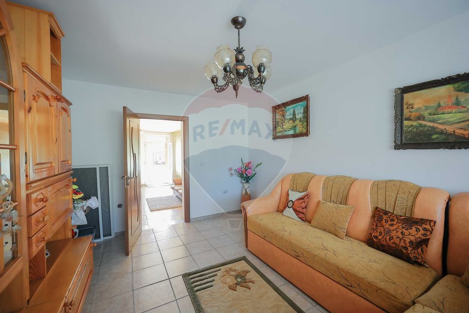 Casă și teren de 1397 mp de vânzare în Ineu, la 18 km de Oradea