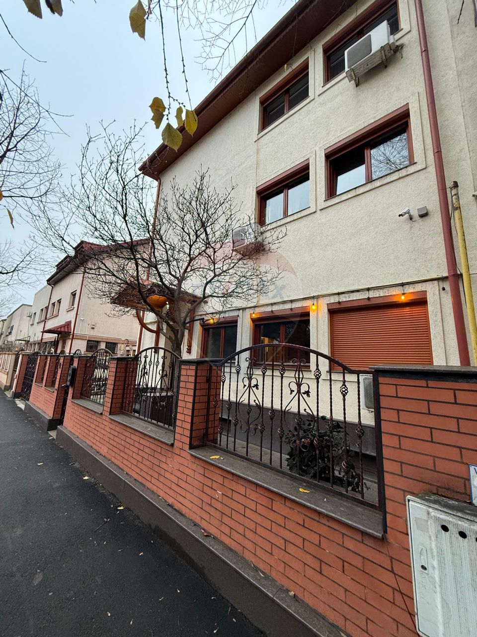 De inchiriat Casă / Vilă 7 camere + curte zona Vatra Luminoasa