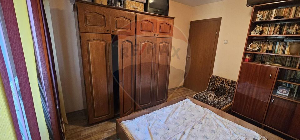 Apartament cu 4 camere de vânzare în Comănești/ Bacău.