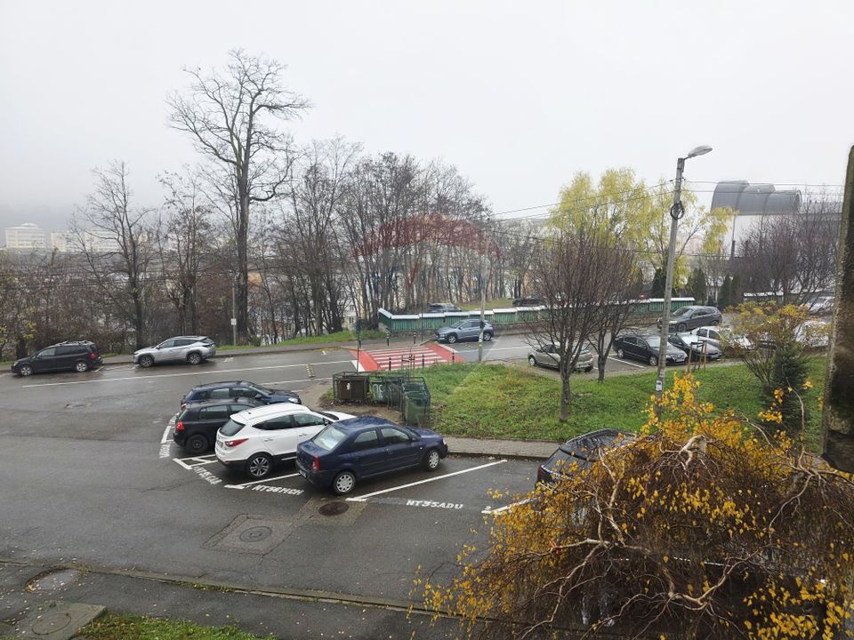 Apartament cu 4 camere de vânzare în zona Calea Romanului