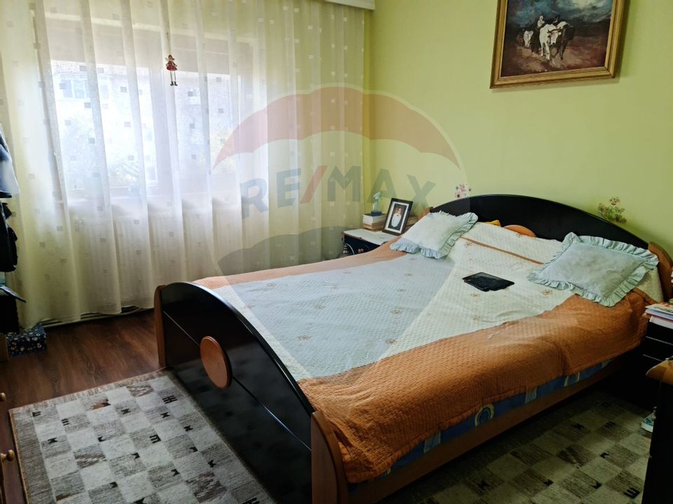 Apartament de vanzare 3 camere decomandat sau schimb cu apt 4 camere