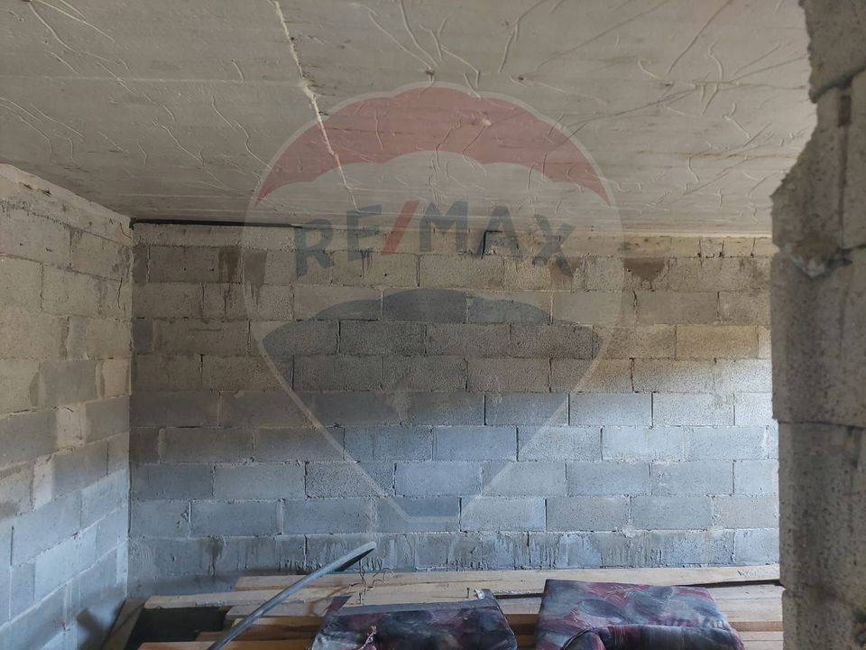 Casa la rosu de vanzare in Caiuti, Bacau