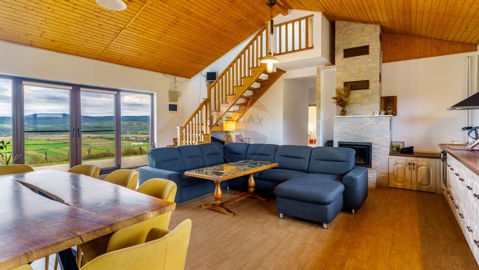 Teren 9.4 ha extravilan + casa 230 mp, COMISION 0%