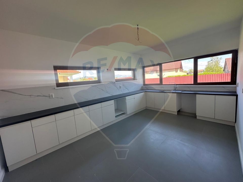 Casă cu 4 camere de vânzare