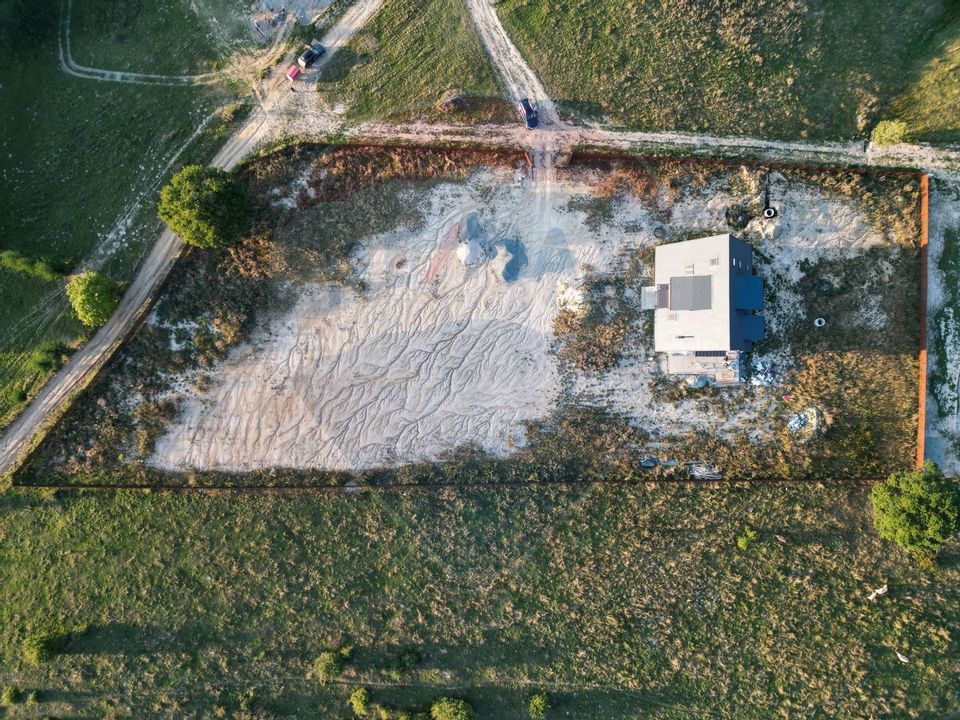 Vilă tip A-Frame, pe un platou montan, vedere panoramica catre Bucegi