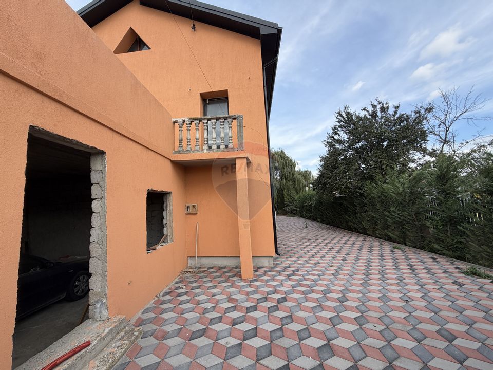 Casă / Vilă cu 8 camere