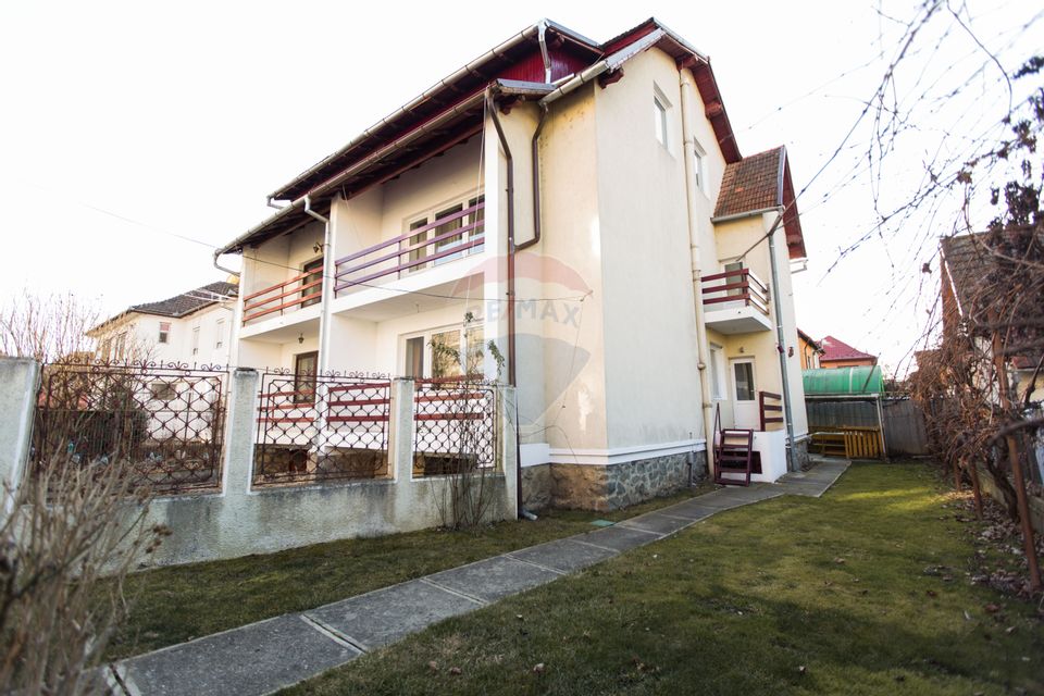 Casă elegantă cu 3 dormitoare, living spațios, mansarda, garaj