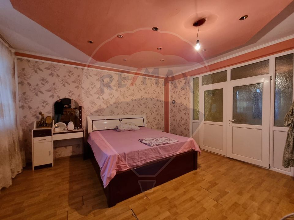 Casă / Vilă cu 4 camere de închiriat în zona Delfinariu