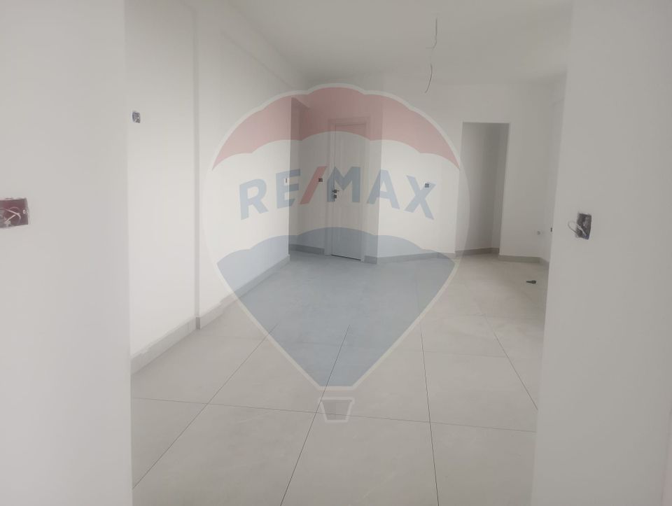 Apartament cu 3 camere de vânzare în zona Micalaca