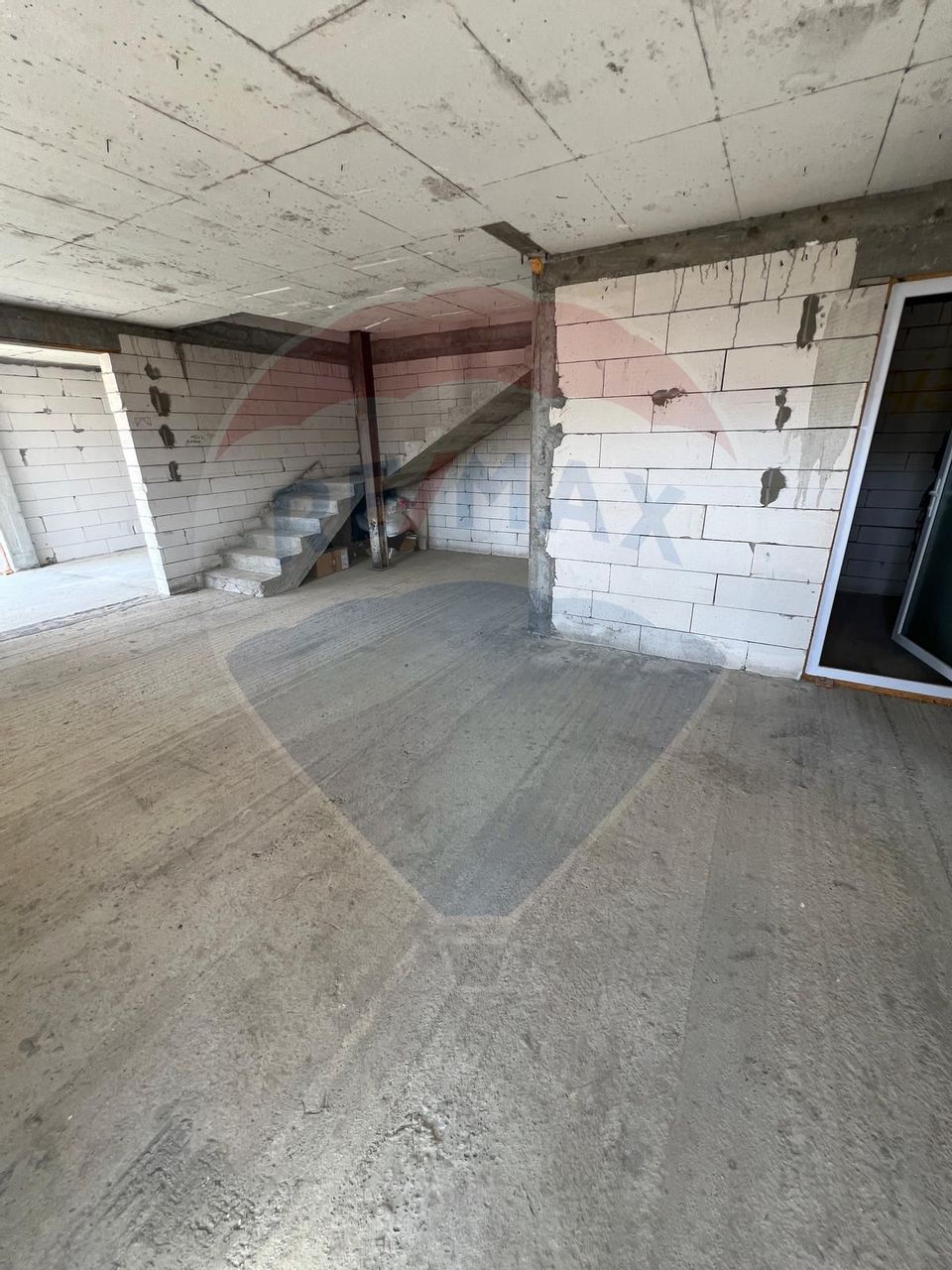 Vilă cu 4 camere de vânzare in comuna Breasta