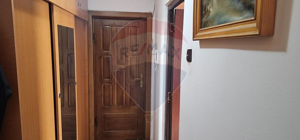 Apartament cu 4 camere de vânzare în Comănești/ Bacău.