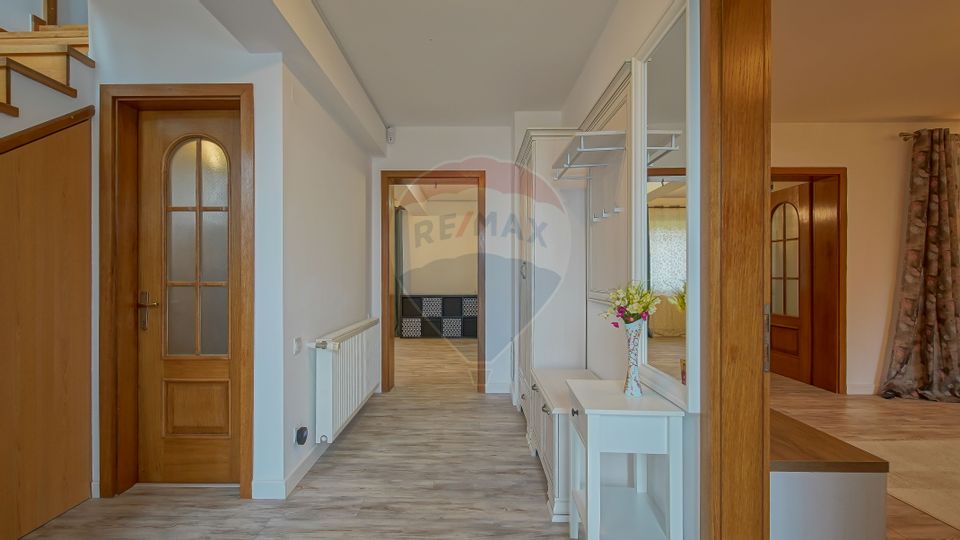 Proprietate cu stil la poalele muntelui - liniște și intimitate!
