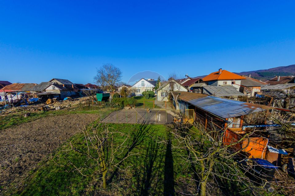 DE VANZARE Proprietate  în Țicău – douǎ case cu livadă și gospodărie