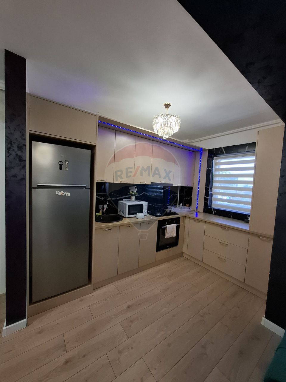 Apartament cu 3 camere  cu loc de parcare si curte proprie -de vânzare