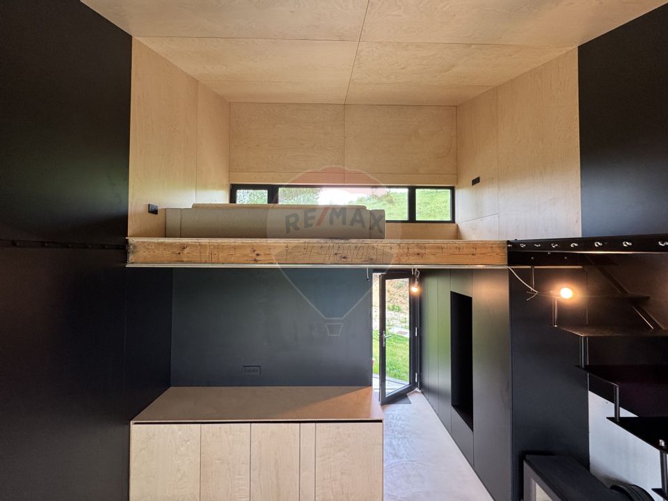 Doua case la munte, cu vedere superba, localizate in Poiana Marului