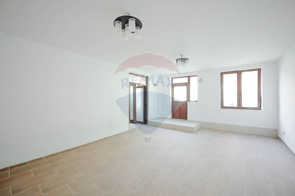 65.8sq.m Office Space for rent, Ultracentral area