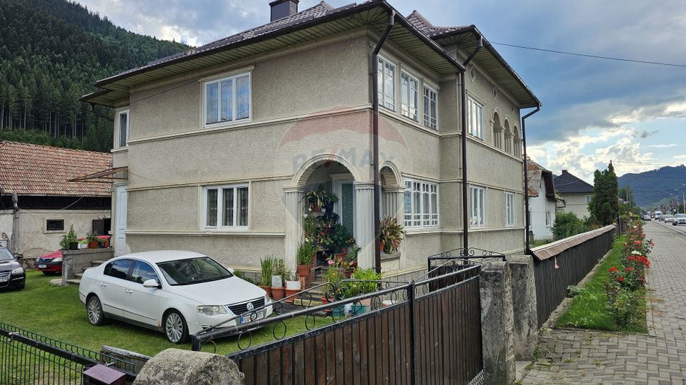 Casa 225 mp, teren intravilan 4822 mp C. Moldovenesc, Suceava