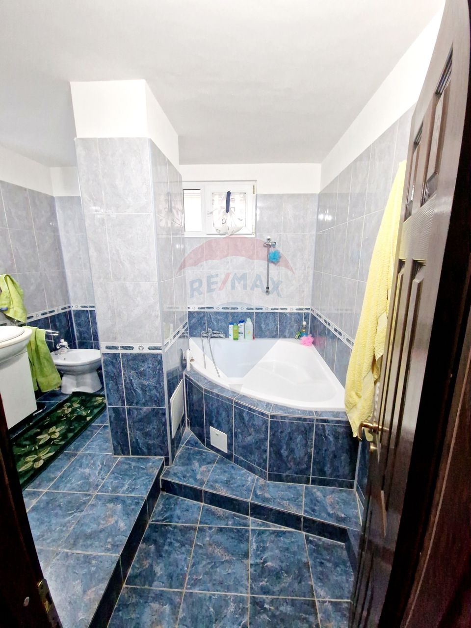 Apartament cu 3 camere de vânzare în zona Darmanesti