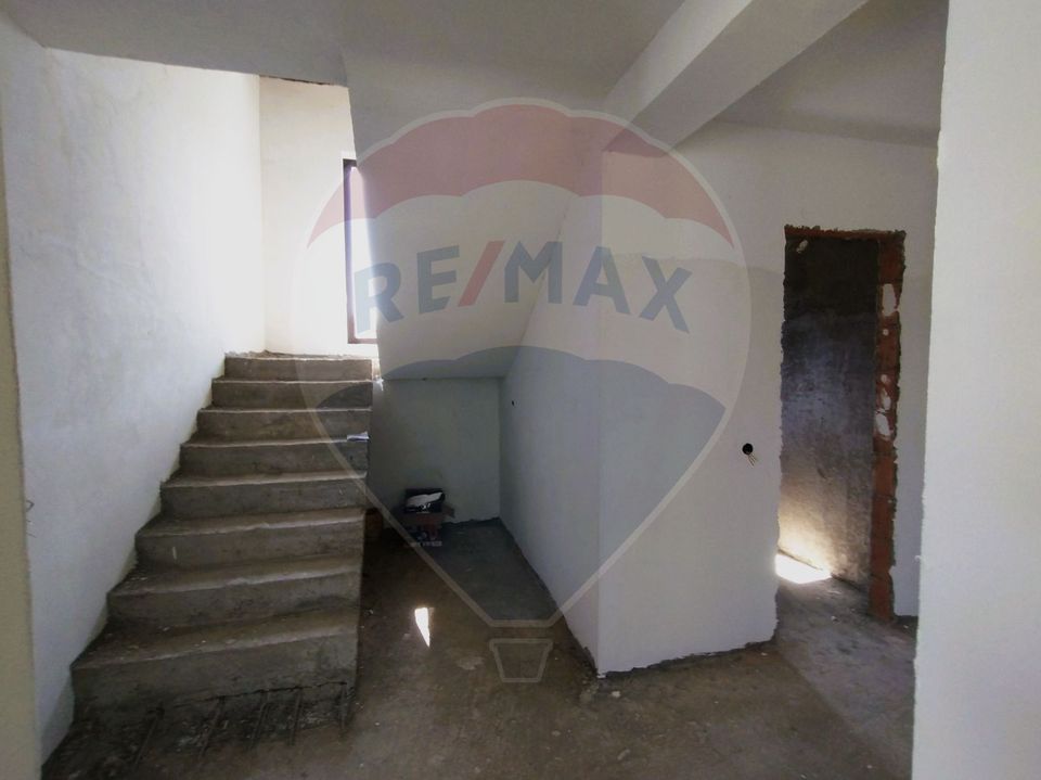 Vila moderna cu 4 camere de vânzare in Brebu, Prahova