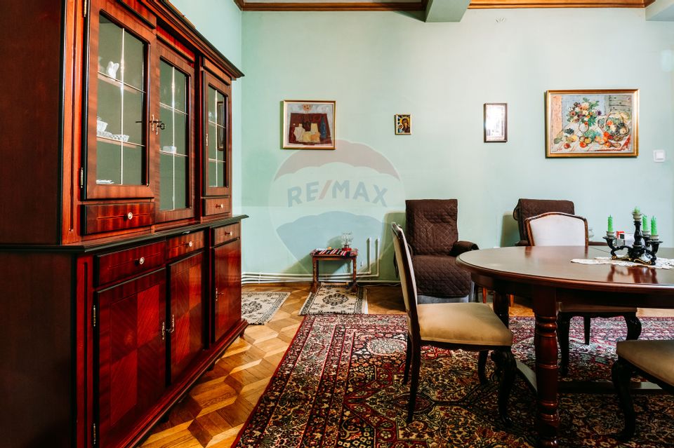 Apartament spațios cu grădină proprie într-o vilă interbelică renovată