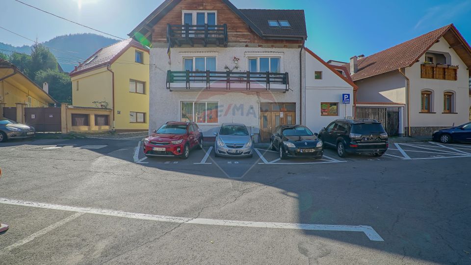 REZERVATA! Vilă impozantă, cu două apartamente și mansardă, Schei