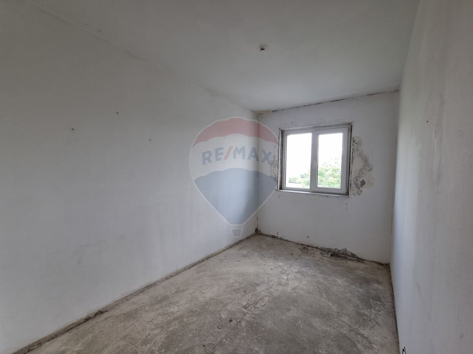 Apartament (De renovat) cu 3 camere de vânzare în zona Exterior Vest