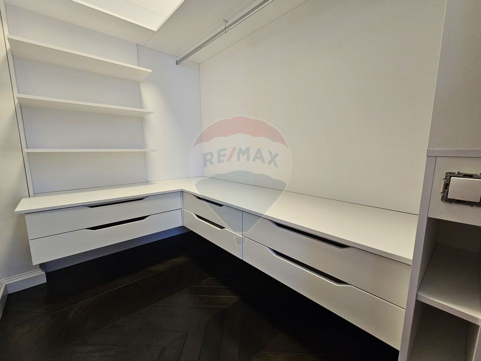 Penthouse cu 3 camere de închiriat în zona Central