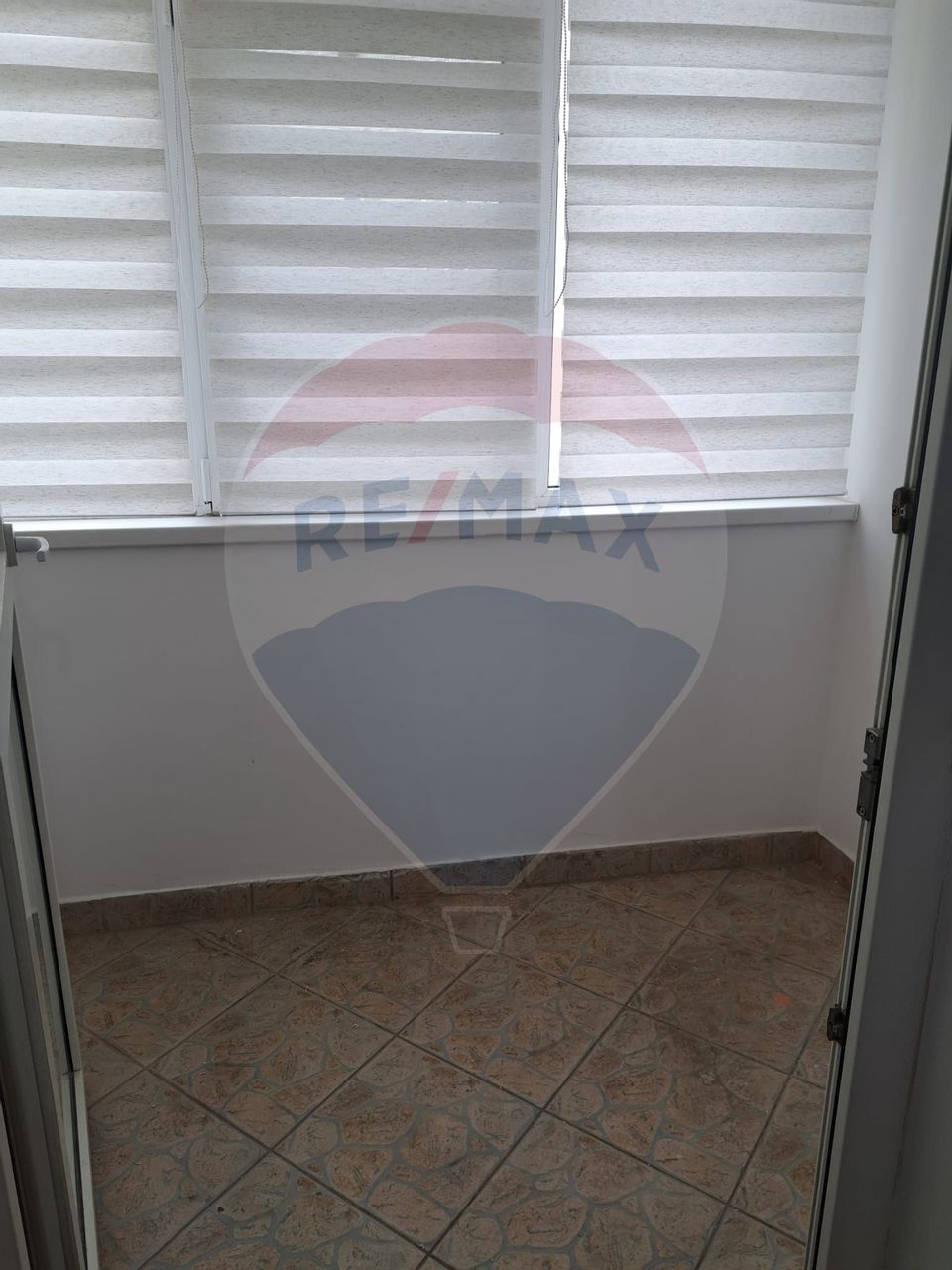 Inchiriere apartament cu 3 camere Tei semimobilat imobil 1983